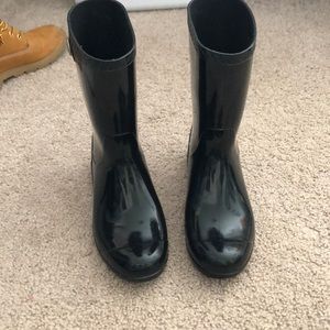 Black mid rise rain boots